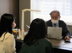 研究室ミーティングの内容をかみ砕いて説明中。真剣に聞いてます！