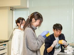 山口さん、寒河江さん、神さん 実験姿 ①